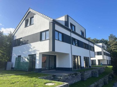 Neubau Doppelhaushälften: Familientraum mit viel Platz und pflegeleichtem Garten