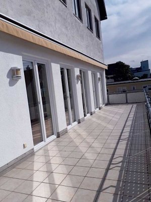 Traumterrasse! Sehr großzügig, hell, zentral , edel ausgestattet.