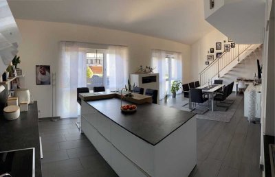 Wunderschöne OG/ DG Wohnung mit Balkon, Markise u. Gartenhaus!