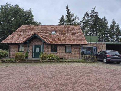 5-Zimmer-Erdgeschosswohnung in einem Zweifamilienhaus mit Garten, Terrasse und großem Carport