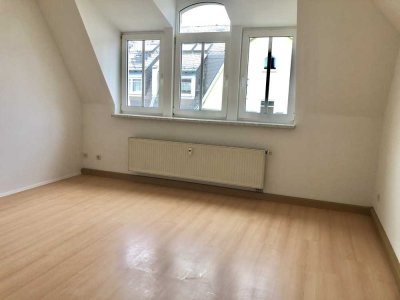 Helle und geräumige 3-Zimmer-Dachgeschosswohnung in Plauen, frisch renoviert