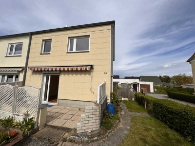 sanierungsbedürftiges, teilunterkellertes Reihenendhaus in ruhiger Stadtlage, Garage, Ferienbungalow