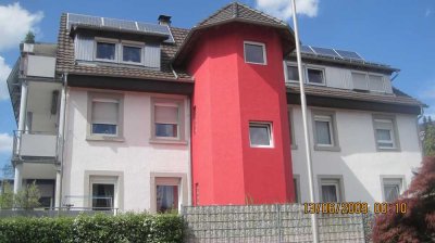 3 Familien Haus mit Pool und Garagen