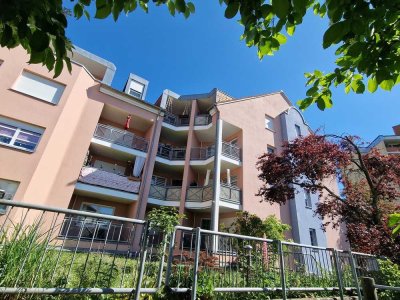 Sofort bezugsfrei!
Helle und moderne 3-Zimmer-Wohnung
Geschützter Sonnenbalkon
TG-Platz inklusive