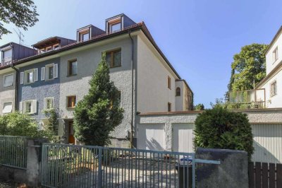 Wohnidyll mit gr. Garten im beliebten Harlaching: Haus im entkernten Zustand + Gestaltungspotenzial