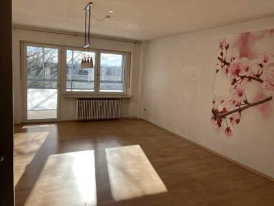 Stilvolle 4-Raum-Wohnung mit gehobener Innenausstattung mit Einbauküche in Augsburg