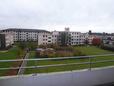 Berenbostels beste Lage, mit dem Fahrstuhl aus der Tiefgarage in die Wohnung mit Westbalkon.