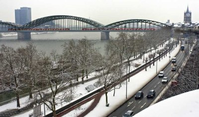 Charmantes Altbaujuwel am Rhein: Doppelgarage, Stellplätze, Garten. Aufteilung in 4 Whg.