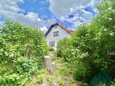 Renovierungsbedürftiges Einfamilienhaus mit Landblick