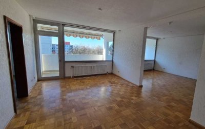 FREUNDLICHE FÜNF- ZIMMER-WOHNUNG MIT LOGGIA UND AUFZUG