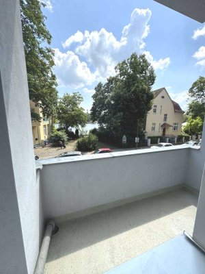 **WASSERBLICK**  HELLE, GUTGESCHNITTENE 2 ZI. MIT BALKON, BAD M. FENSTER, UNWEIT SCHLOSS IN KÖPENICK