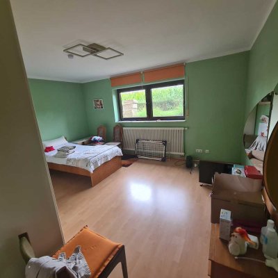 Schöne 2 Zimmer Souterrain Wohnung mit freier Sicht und  mit Garten