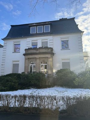 Großzügige, moderne Dachgeschosswohnung mit Balkon und Blick ins Grüne