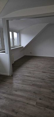 Geräumige Dachgeschosswohnung zwischen Trabrennbahn und Stadtwald.