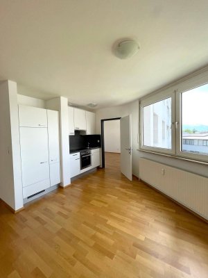 Helle 2-Zimmer-Wohnung mit saniertem Bad und Einbauküche – inkl. Garagenplatz und Kellerabteil