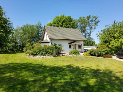 großzügiges und ruhig gelegenes Grundstück mit einem Ferienhaus - nahezu in Alleinlage