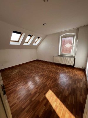 Großzügige 3-4 Zimmer Wohnung / WG geeignet