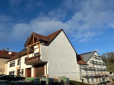 Charmantes Bauernhaus mit Hallen, Hof und Hektar