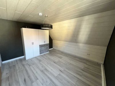 Charmante 3-Zimmer-Dachgeschosswohnung in Altbau mit Stellplätzen