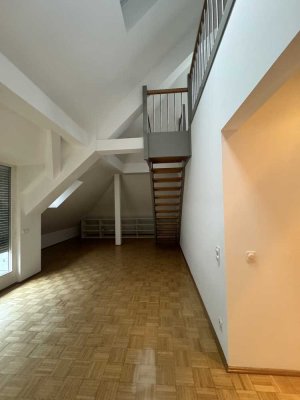 Tolle 3 Zimmer Dachgeschosswohnung mit Einbauküche im Regensburger Westen! Nicht WG geeignet.