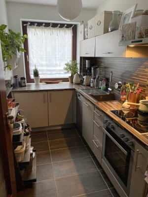 Modernisierte Wohnung mit zwei Zimmern sowie Balkon und EBK in Augsburg