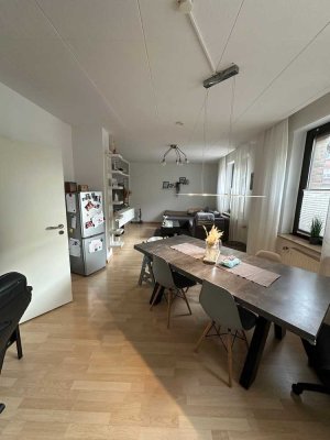 Schicke EG Whg 3,5 Zimmer mit Balkon von privat