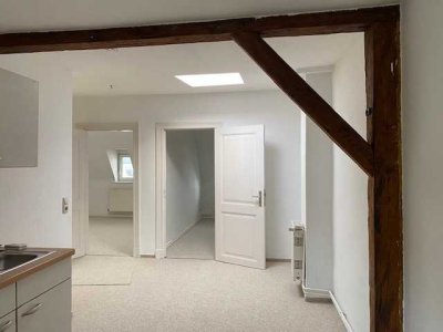 Renovierte Altbau-DG-Wohnung mit zwei Zimmern und EBK in Lübeck