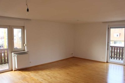 Modernisierte Wohnung mit drei Zimmern sowie zwei Balkons und EBK in Amberg