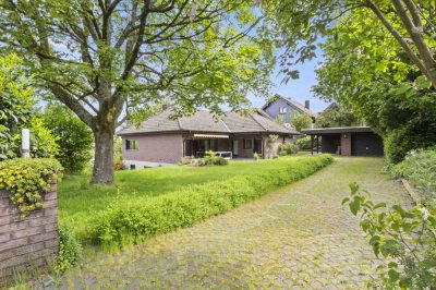 Attraktiver Walmdach-Bungalow in idyllischer Gartenlandschaft