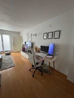 2-Raum Souterrain Wohnung mit kleiner Terrasse und Einbauküche in Köln-Weiss