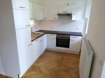 3 ZIMMER-Altbau + ruhiger Balkon 6m² + neuwertige Einbauküche + neuwertige Sanitäranlagen!