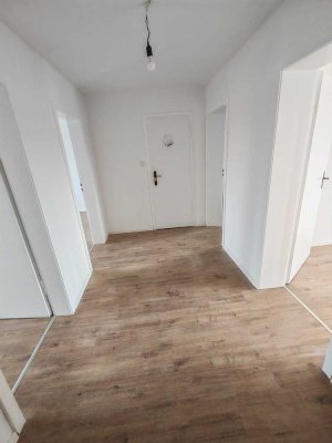 Sehr schöne FRISCH RENOVIERTE 3-Zimmer Wohnung in Duisburg-Homberg!