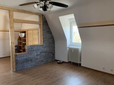 Renovierte Altbau 2,5-Zimmer-DG-Wohnung