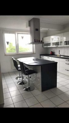 Gepflegte 4-Zimmer-Dachgeschosswohnung mit Einbauküche in Nordrhein-Westfalen - Oberhausen