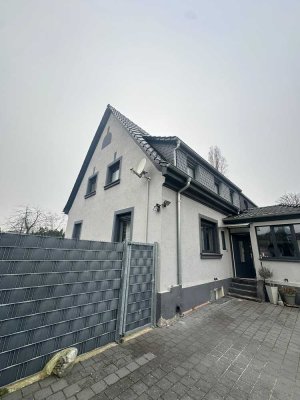 Modernes Einfamilienhaus mit Garage, Stellplätzen und großem Grundstück