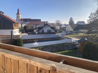 Schöne und vollständig renovierte 3-Raum-Wohnung mit Balkon und Einbauküche in Bruckberg