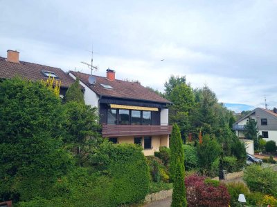 versetzte Doppelhaushälfte im Grünen mit tollem Ausblick, Garten und Doppelgarage - provisionsfrei!