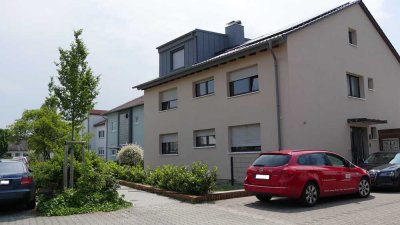 Schöne 3 bis 4-Zimmer-Wohnung mit Balkon, 1. Obergeschoss, in ruhiger Lage (alte Bilder)