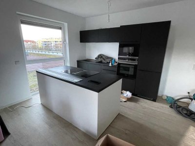 Neuwertige Wohnung mit vier Zimmern sowie Balkon und EBK in Hochheim