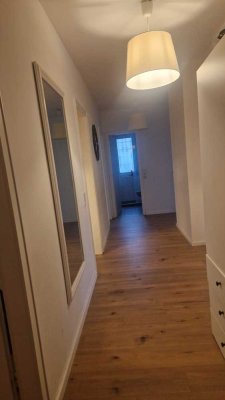 Geschmackvolle, gepflegte 4-Raum-Hochparterre-Wohnung mit Balkon und Einbauküche in Hilden