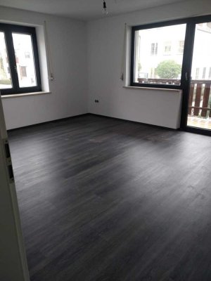 Schöne, sanierte 3 Zimmer Wohnung mit Balkon, Einbauküche und Garage