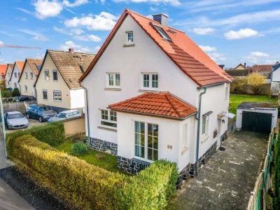 Freistehendes Einfamilienhaus mit großem Garten und Garage in bester Ortslage von Weckesheim