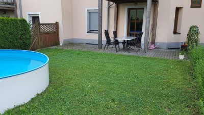 Gepflegte Erdgeschosswohnung mit Terrasse, Garten, Pool und Tiefgaragenparkplatz