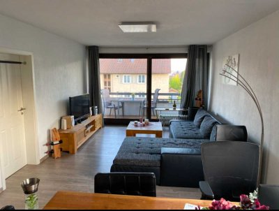 Exklusive, sanierte 2,5-Zimmer-Wohnung mit geh. Innenausstattung mit Balkon und EBK