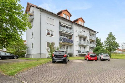 Gepflegte 4 ZKB Erdgeschoss-Wohnung mit Einbauküche, Balkon und PKW-Stellplatz