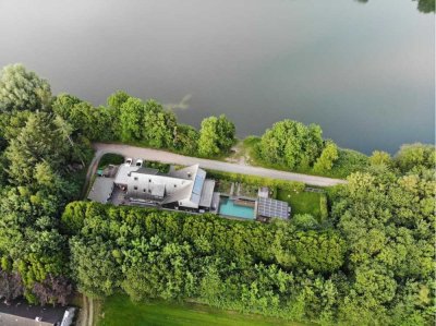 Zweifamilienhaus am See mit Schwimmbad und Sauna. Traumhaft gelegen.  In Jever, zu verkaufen.