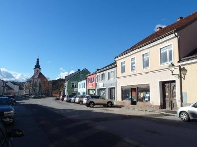 GRÄUMIGES STADTHAUS MIT NEBENGEBÄUDEN UND INNENHOF - LITSCHAU AM HERRENSEE - WALDVIERTEL