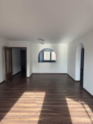 Helle 3,5-Zimmer-Wohnung mit Balkon & Tiefgarage