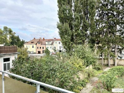 Bestlage nahe S-Bahn und Freizeitzentrum! Großzügiges Stadthaus im Zentrum mit zwei Balkonen, Garage und Garten