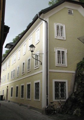 STEINGASSE: Renovierte 2,5-Zimmer-Altbau-Wohnung, Erdgeschoss, ca. 45qm